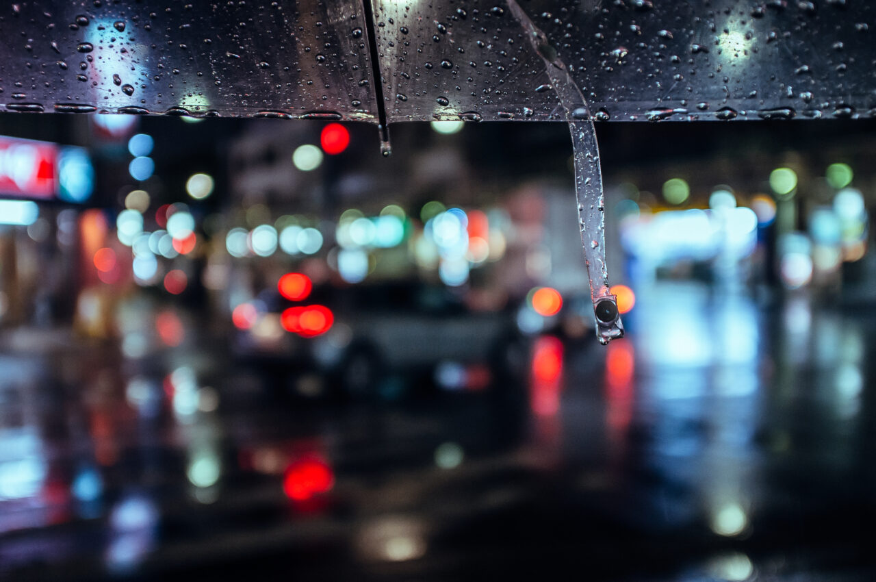 Moody Night Cityscape Wallpaper: Glistening Raindrops & Colorful Lights