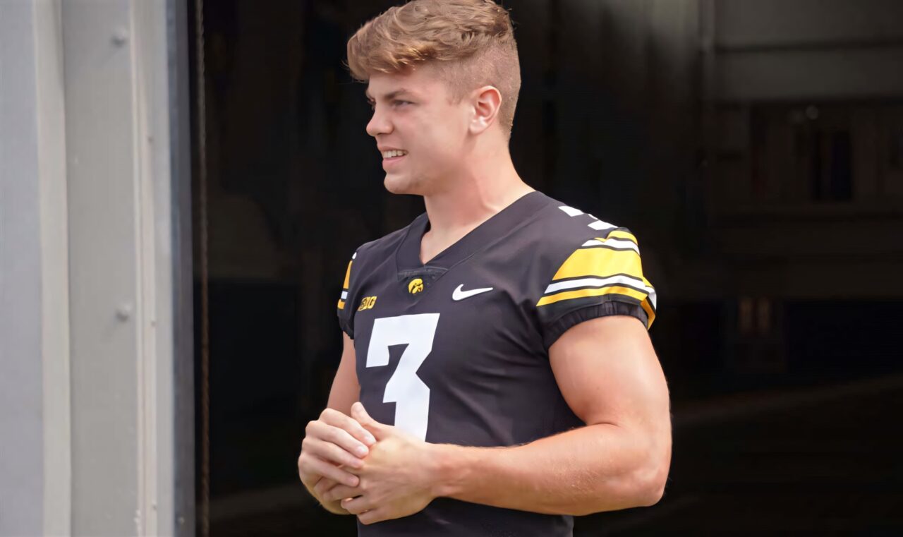 Cooper DeJean Iowa Hawkeyes Football Number 3 Wallpaper Background — free download