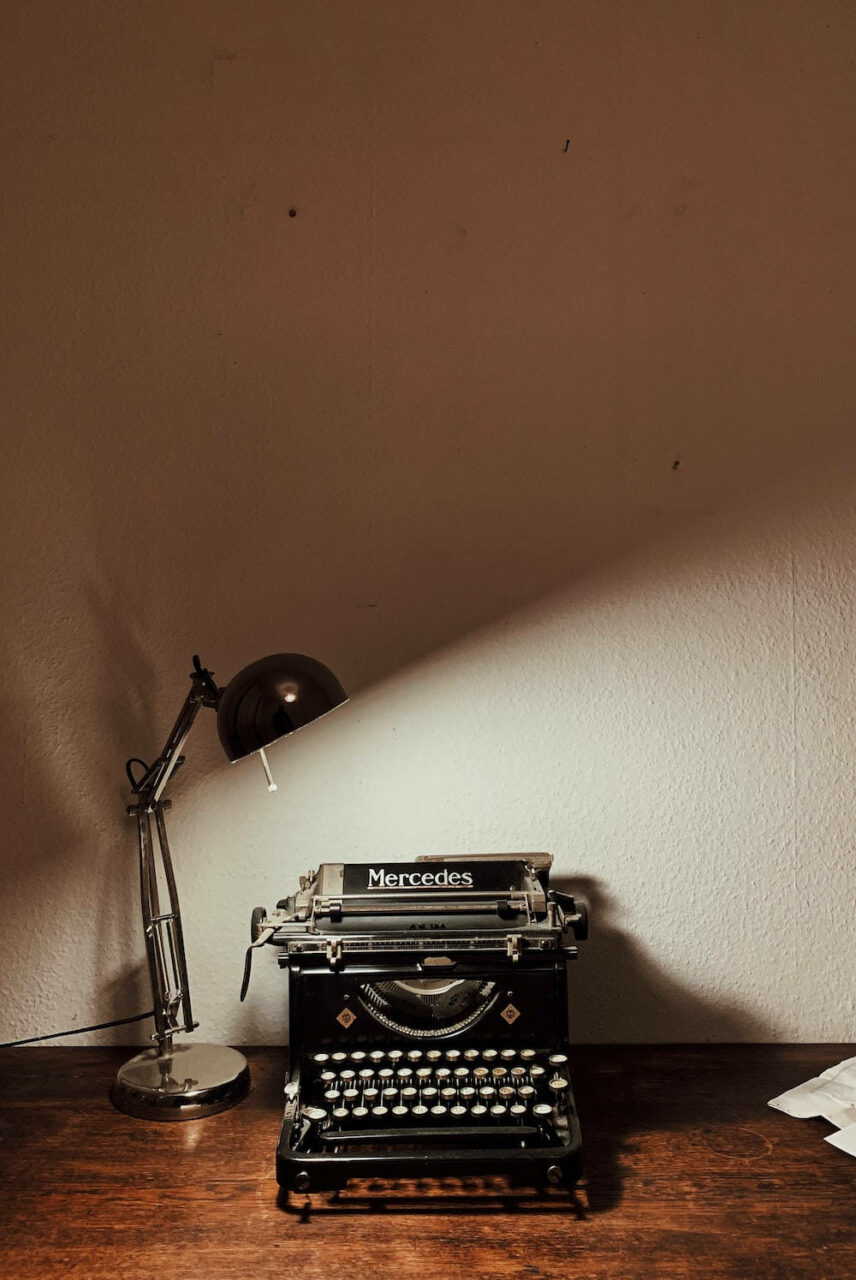 Vintage Charm: A Nostalgic Typewriter Adorned by a Warm Brown Ambiance Wallpaper