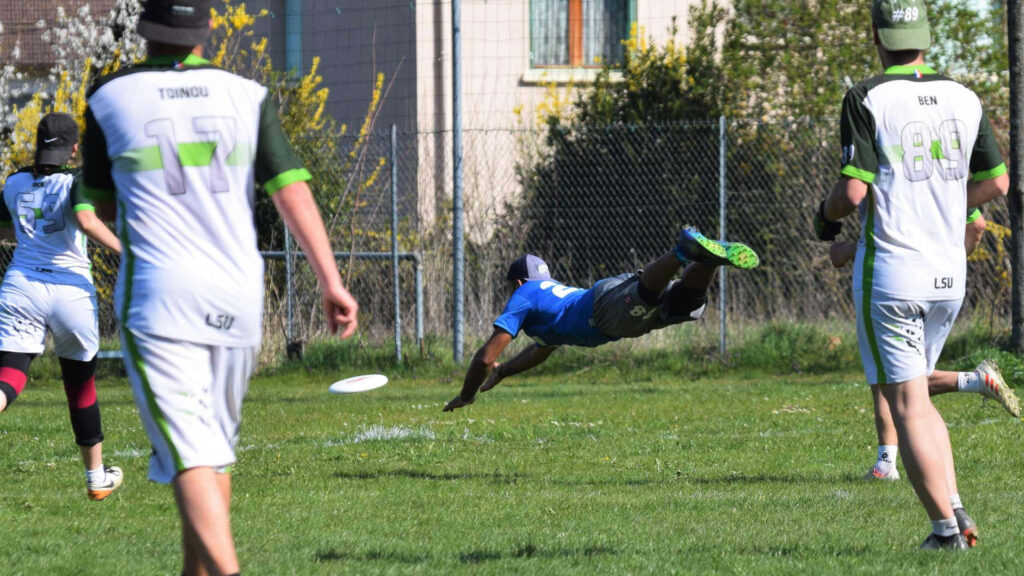 High-Res 1440p Frisbee Wallpaper: Intense Mid-Air Dive Moment