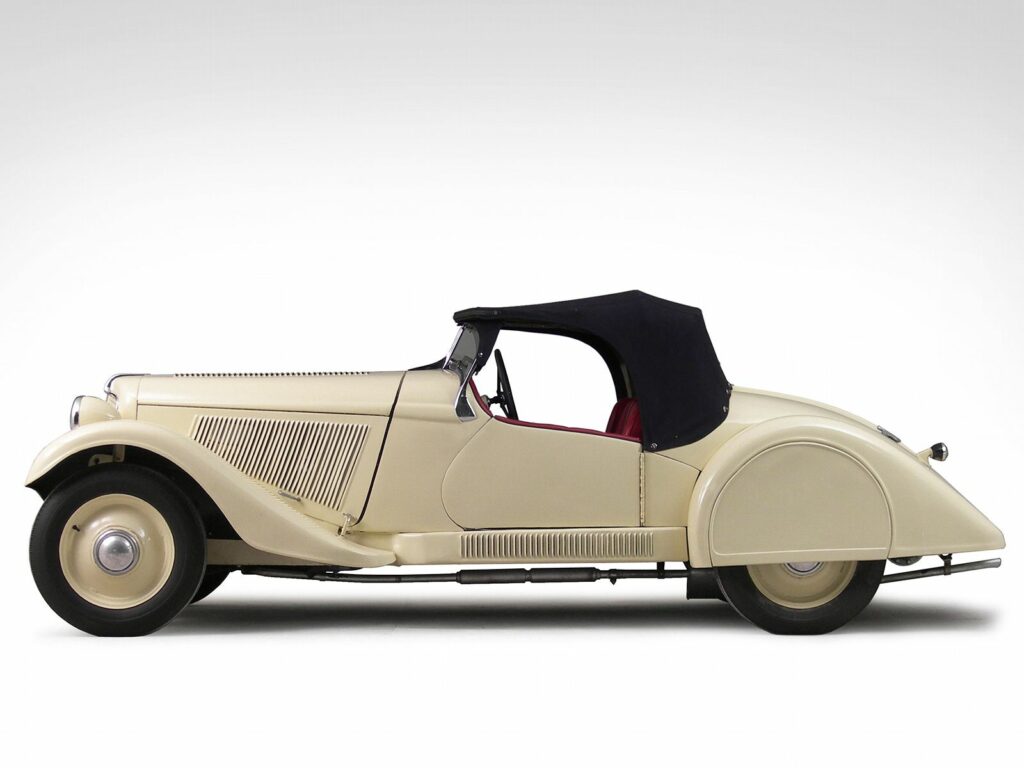 1935 Retro Beige Car Wallpaper - Classic Design Side View