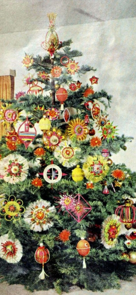 Vintage 1950s Christmas Tree Wallpaper with Colorful Decor