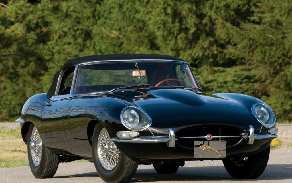 Stunning 1961 Jaguar E-Type Wallpaper: Classic Elegance & Design
