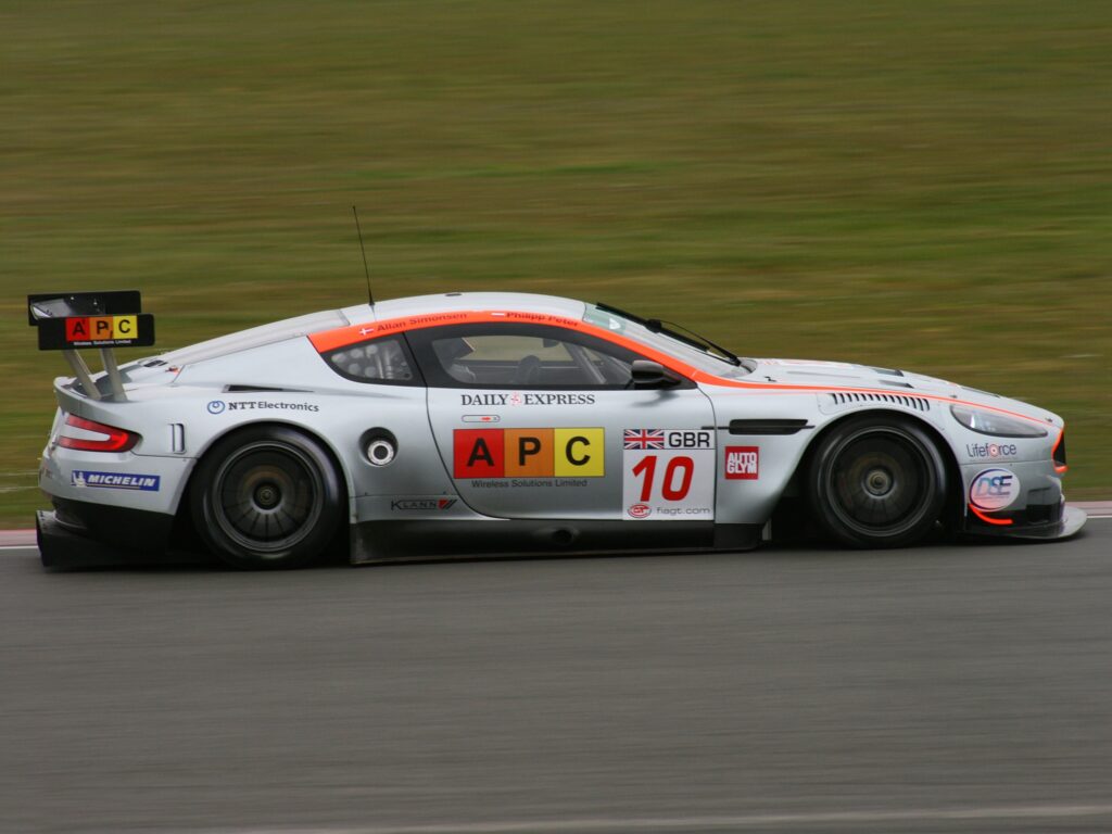 2005 Aston Martin DBR9 Side View on Asphalt: Stylish Racing Wallpaper
