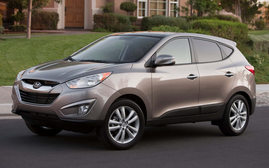 2013 Hyundai Tucson Wallpaper: Metallic Finish in Suburban Setting