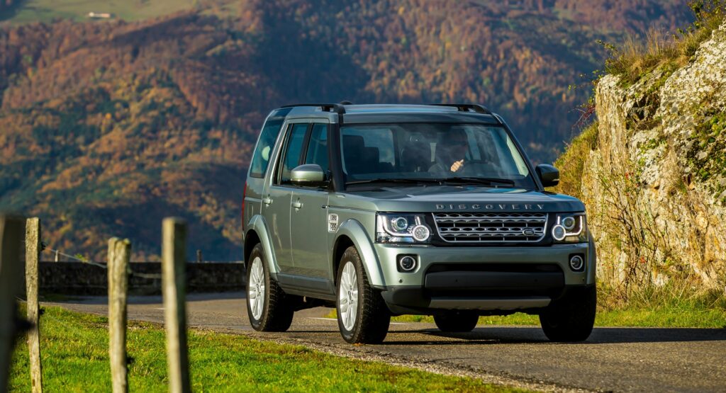 2014 Land Rover Discovery on Scenic Mountain Road Wallpaper
