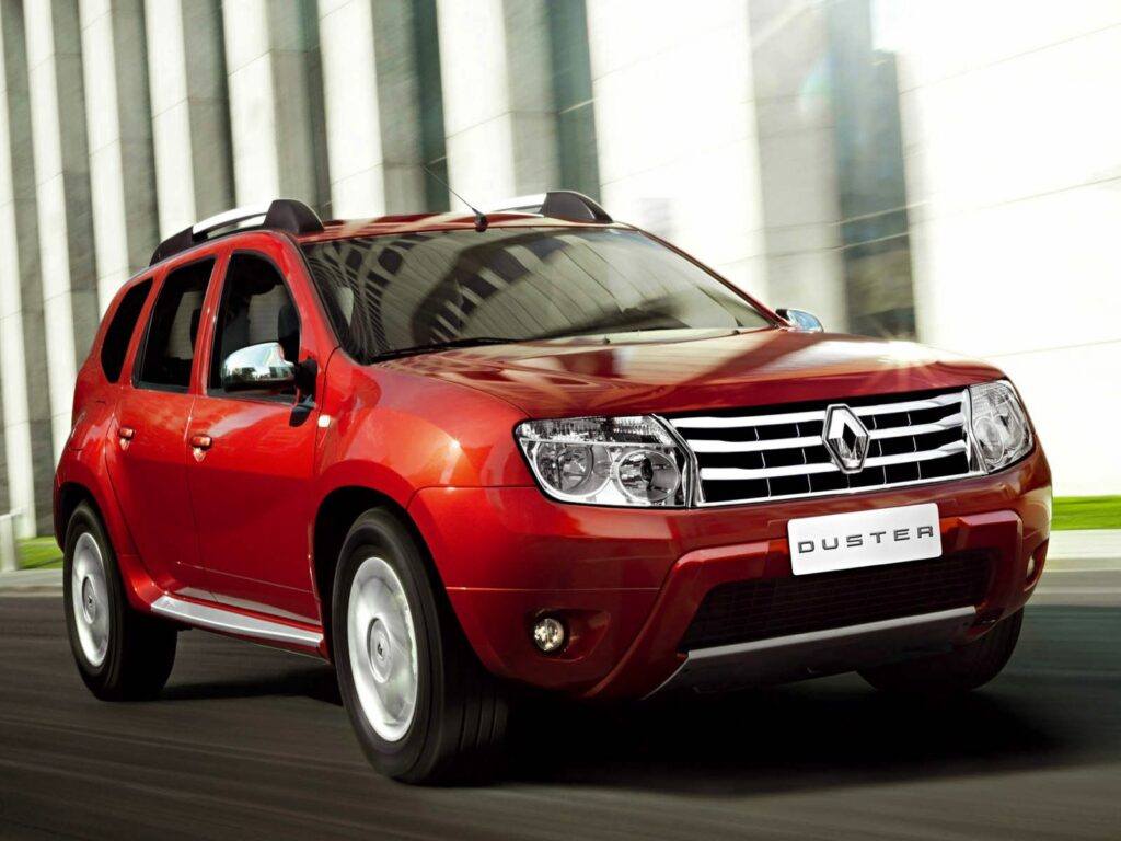 2014 Red Renault Duster: Sleek Urban Wallpaper Design