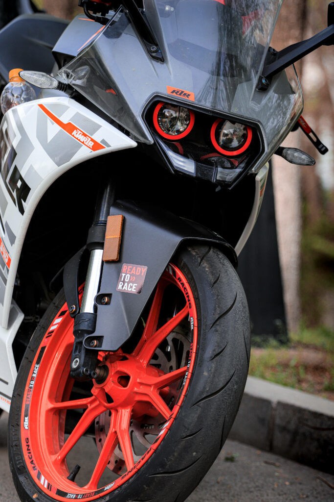 2016 KTM RC 390 Wallpaper: Sporty Design & Vibrant Rims Background