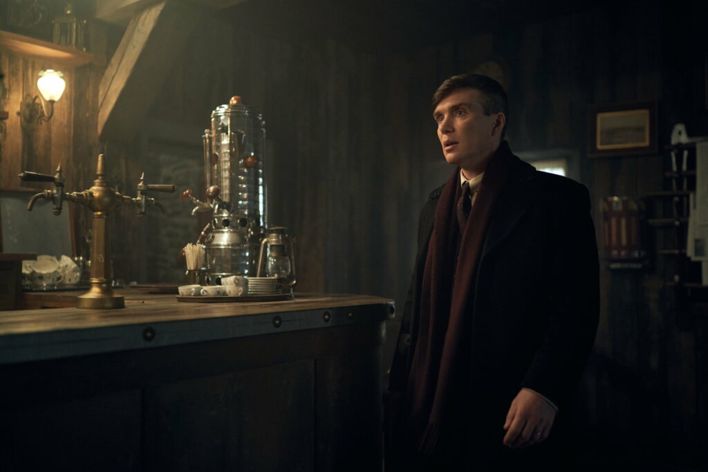 Gritty 2K Wallpaper: Thomas Shelby's Captivating Stare in Peaky Blinders