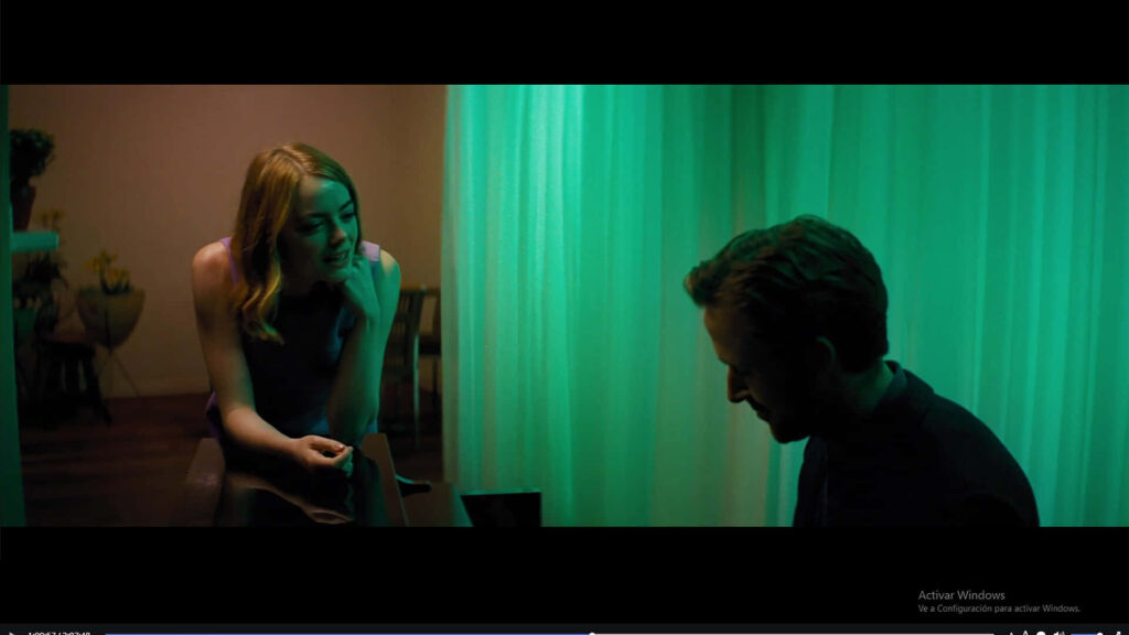 4K La La Land: Mia & Sebastian's Intimate Scene in Soft Green Light Wallpaper