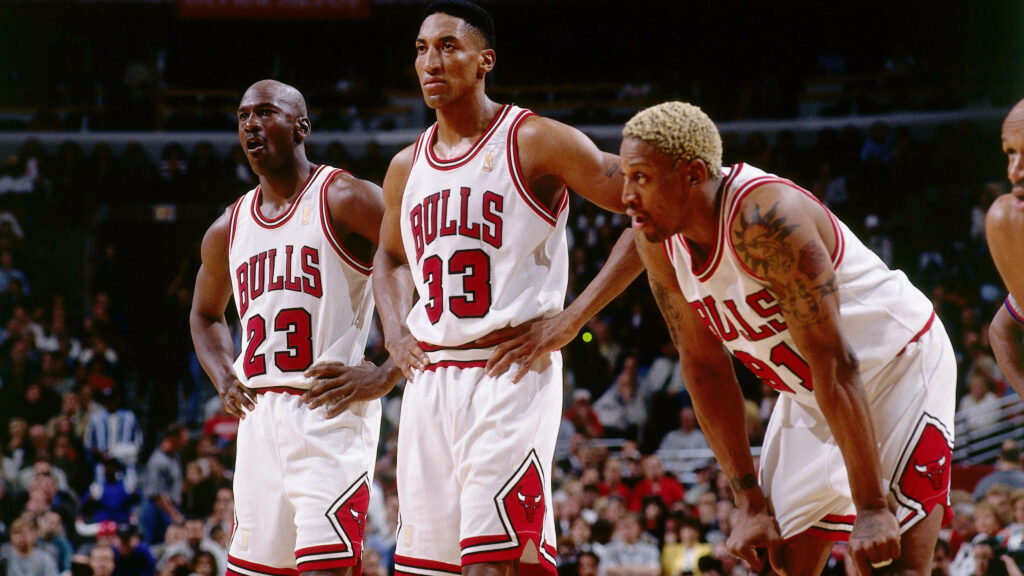 4K NBA 1996 Chicago Bulls players in classic red white uniforms standing together on court wallpaper