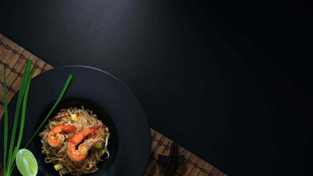 4K Wallpaper: Tasty Shrimp Noodles on Dark Plate - Sleek Background