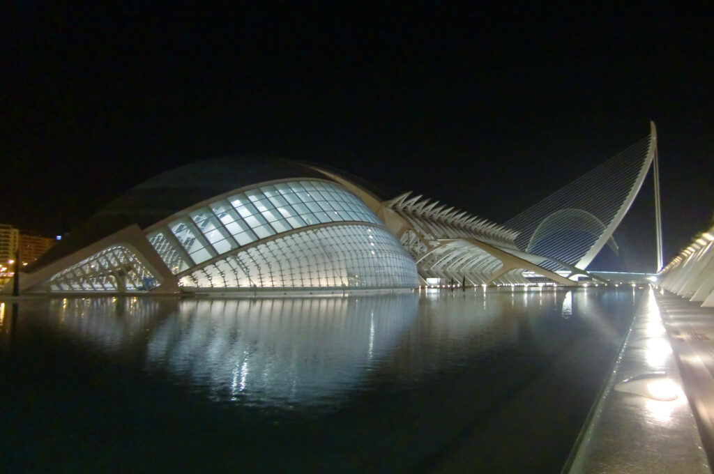 Stunning 4K Wallpaper: Science Museum Night View by Water