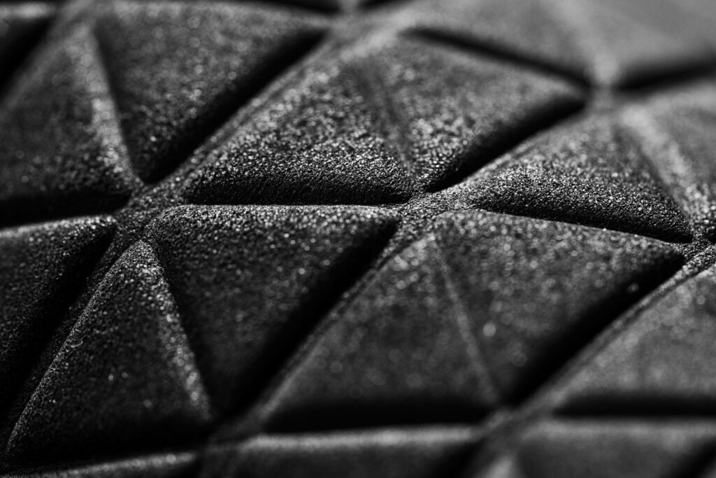 4K Ultra HD Dark Triangles Wallpaper: Modern Geometric Patterns