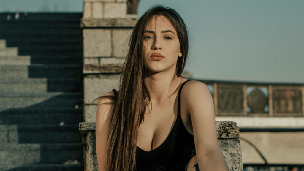 Sky High Style: Sizzling Rooftop Wallpaper Featuring a Glamorous Model