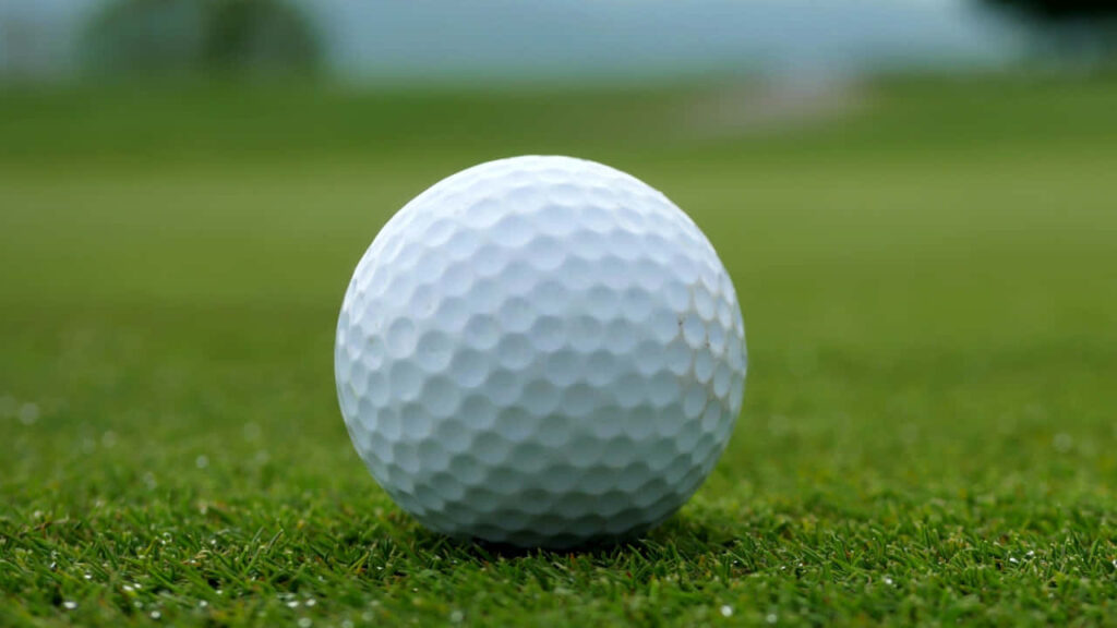 Close-Up Golf Ball Wallpaper: Crisp 720p on a Manicured Green