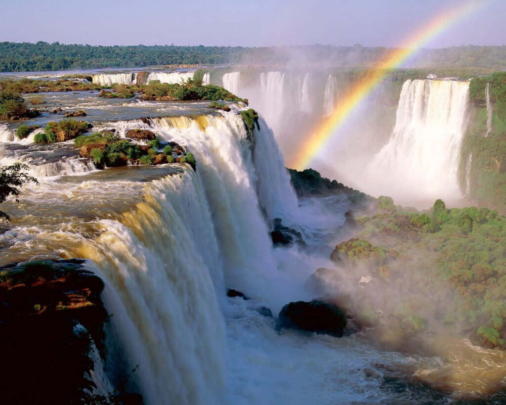 Nature's Majestic Beauty: The Enchanting Iguazu Falls Wallpaper