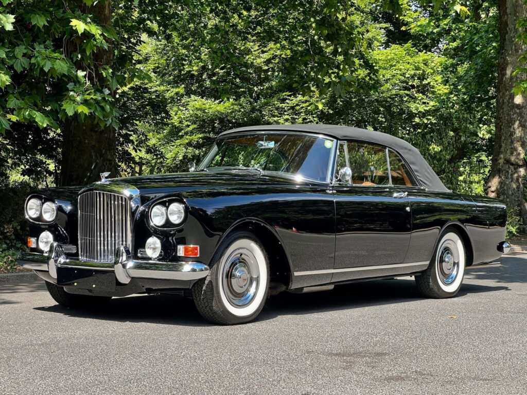 Timeless Bentley S3 - An Exquisite Masterpiece in a Stunning Backdrop Wallpaper