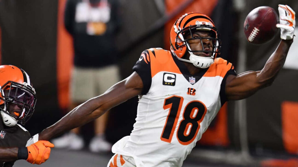 A.J. Green Cincinnati Bengals one-handed catch intense football game dynamic athletic wallpaper