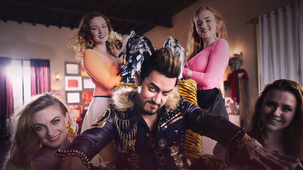 Aamir Khan center stylish outfit posing with four smiling women colorful clothes lively wallpaper background