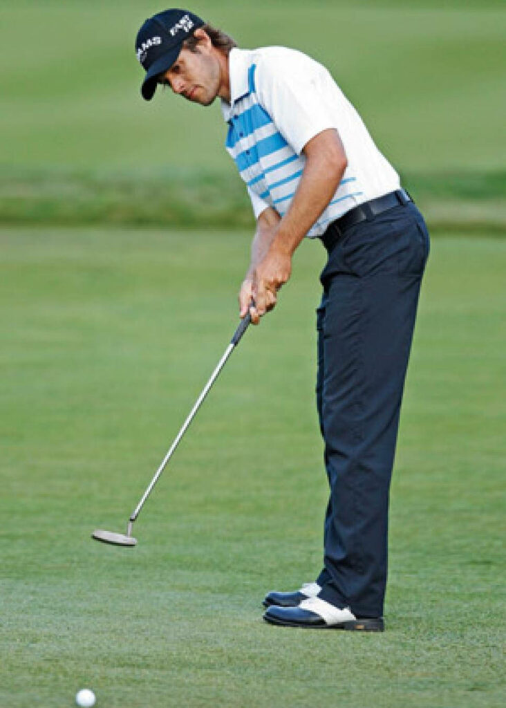 Aaron Baddeley putting on green at U.S Open Golf Tournament focused on golf course texture Wallpaper