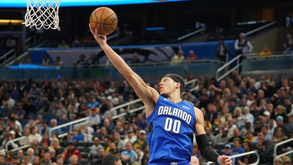 Aaron Gordon dynamic layup in Orlando Magic jersey live basketball game action wallpaper