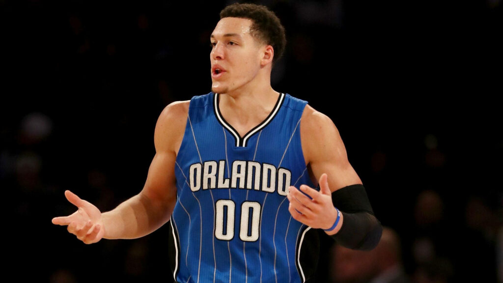 Orlando Magic Aaron Gordon in number 00 jersey showing athletic build on basketball court wallpaper