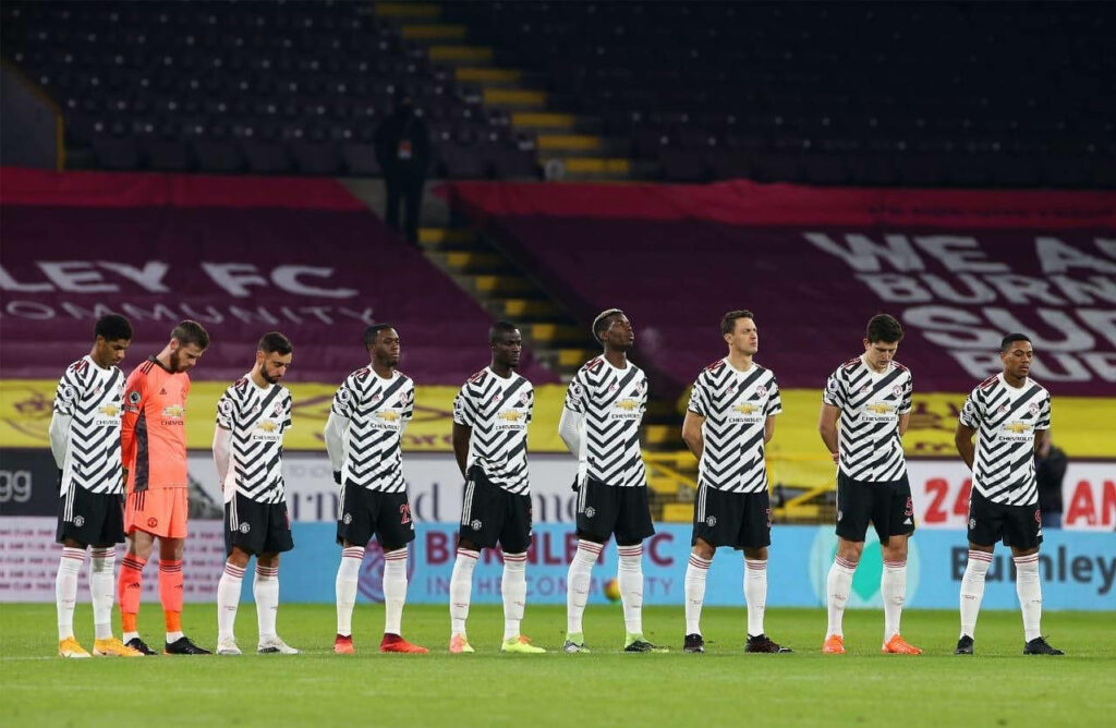Aaron Wan-Bissaka with Manchester United teammates in black and white away kits lined up before match Wallpaper