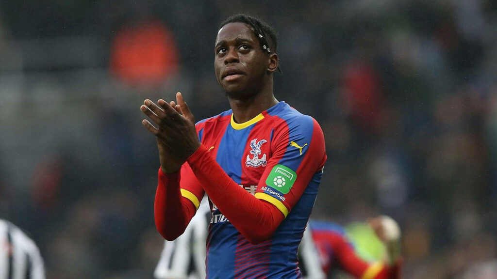 Aaron Wan-Bissaka clapping on field in Crystal Palace kit post match showing appreciation wallpaper