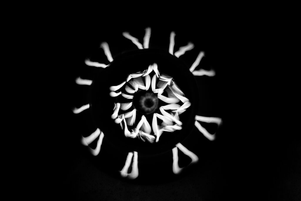Abstract Kaleidoscope Black & White Wallpaper: Dynamic Motion Patterns