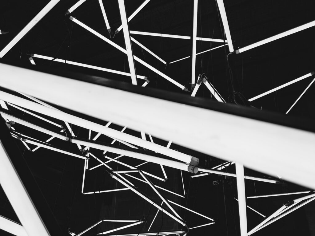 Modern Abstract Black & White Wallpaper with Geometric Lines