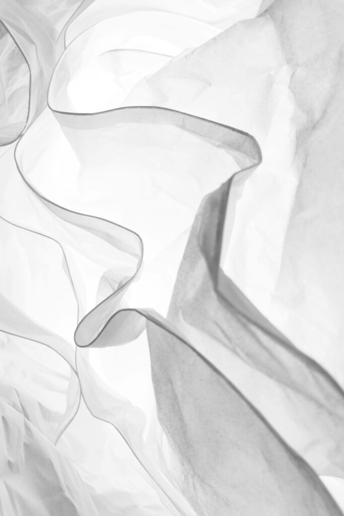 Modern Abstract Black and White Wallpaper with Dynamic Flowing Patterns