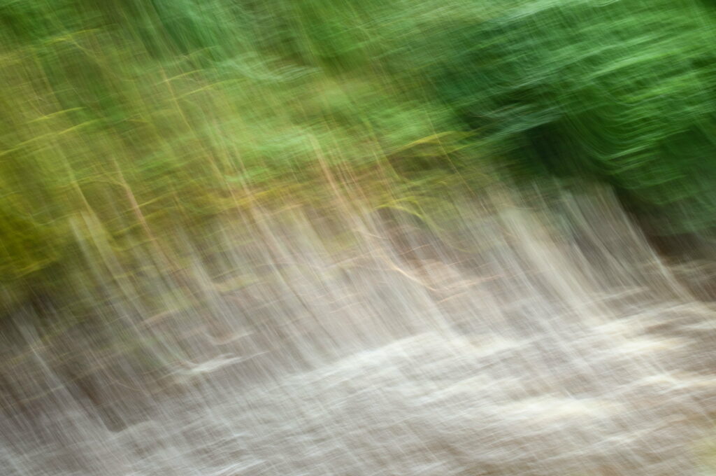 Abstract Distortion: Striped Lines and Blurry Abstraction in 4K Wallpaper