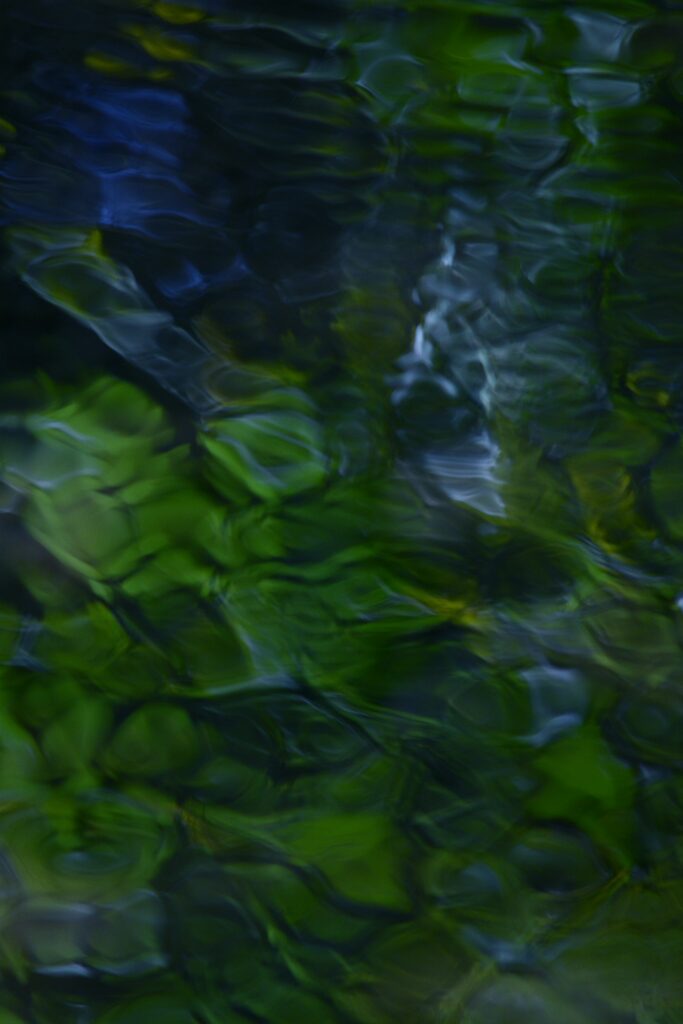 Fluid Abstract Wallpaper: Green & Blue Hues with Light Ripples