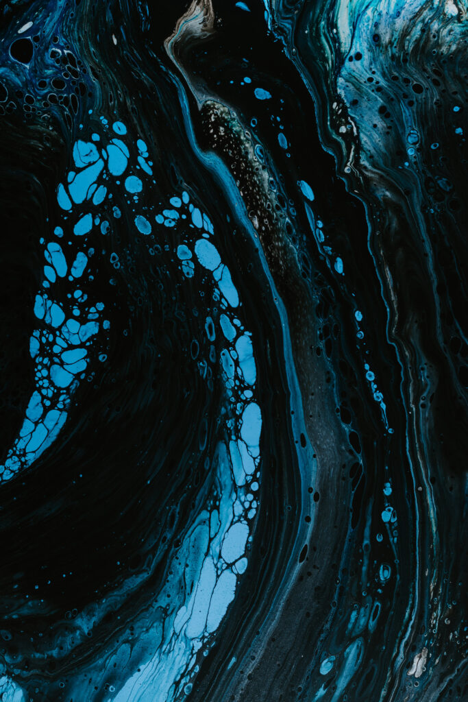 Abstract Liquid Stains Wallpaper: Dark Patterns & Vibrant Blue Drops