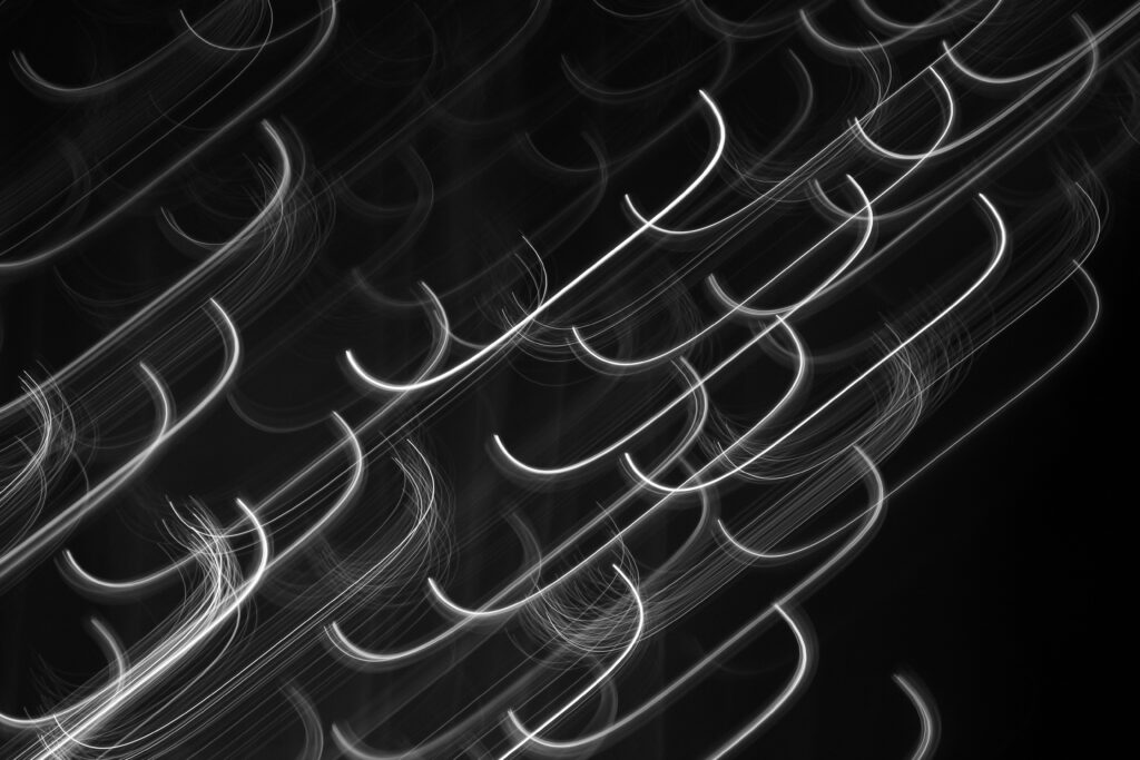 Abstract Monochrome Wallpaper: Luminous Curved Lines on Dark Background