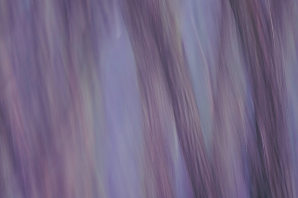 Abstract Purple Wallpaper: Soothing Design for High-Resolution Devices