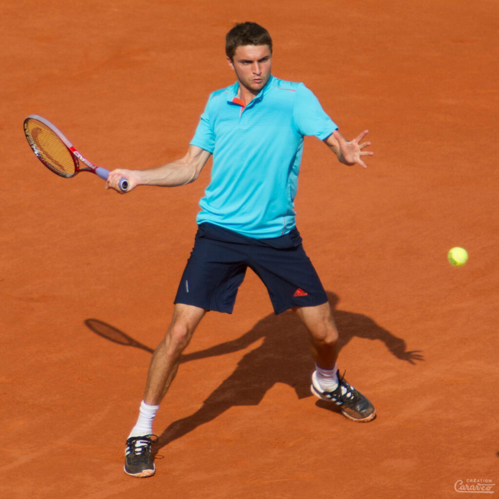 Dynamic Wallpaper: Gilles Simon's Precise Forehand on Clay Court