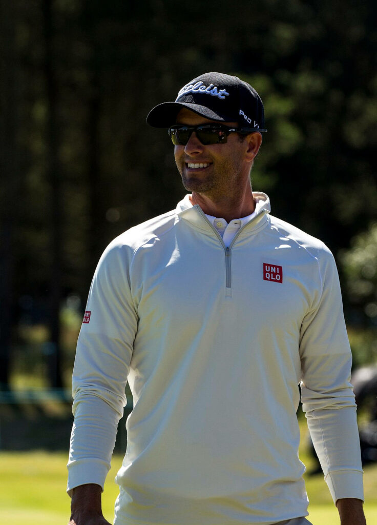 Adam Scott golfing in white Uniqlo pullover and Titleist cap sporty wallpaper background