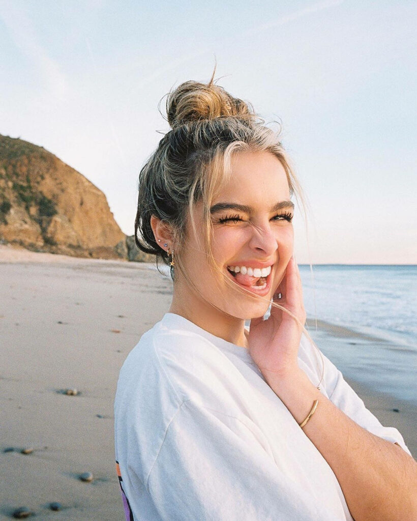 Addison Rae's Beach Bliss: Vibrant Ocean Wallpaper Background
