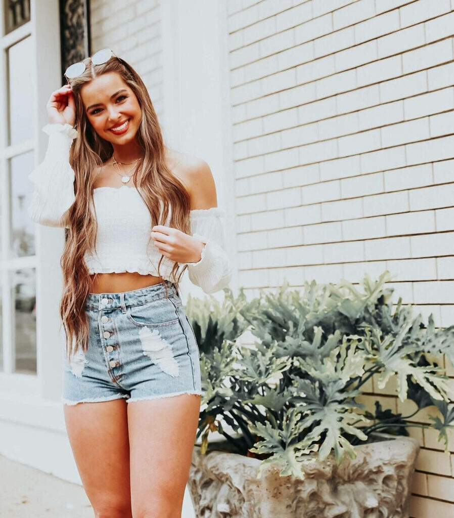 Addison Rae's Chic Outdoor Look: Aesthetic Wallpaper Background