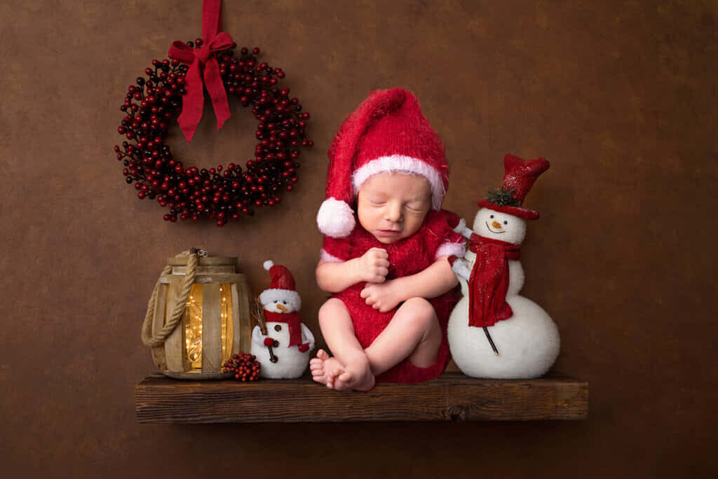 Charming Holiday Wallpaper: Baby Santa, Snowman, and Berry Wreath
