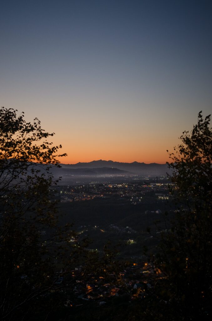 Stunning Aerial City Sunset Wallpaper with Mountain Backdrop