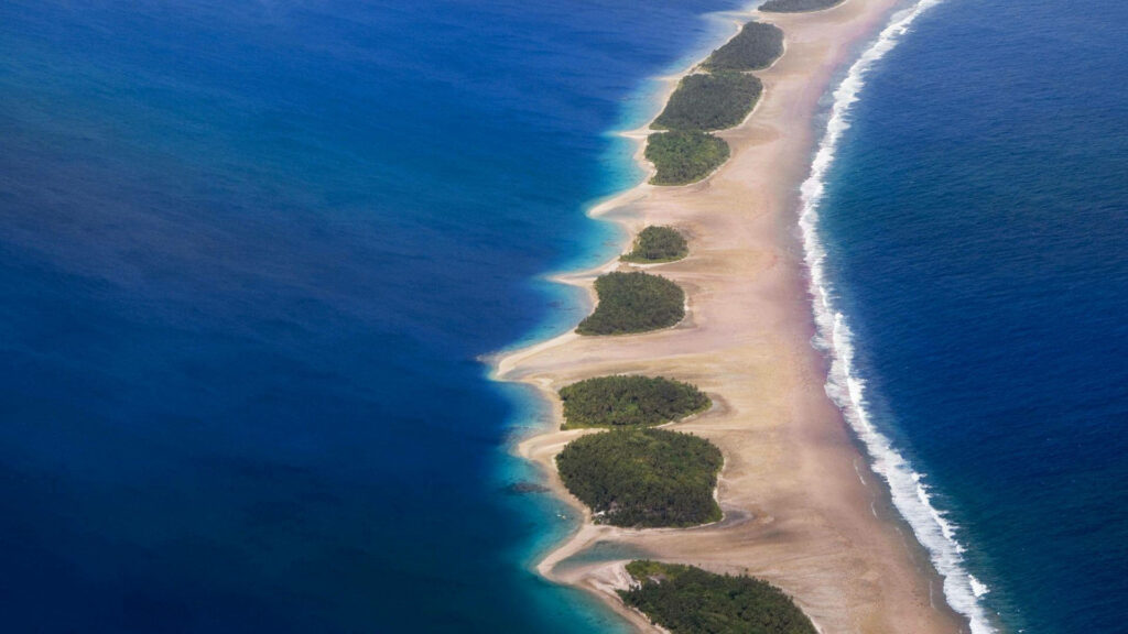 Stunning Sandbar Aerial: Lush Islets & Vibrant Blue Waters Wallpaper
