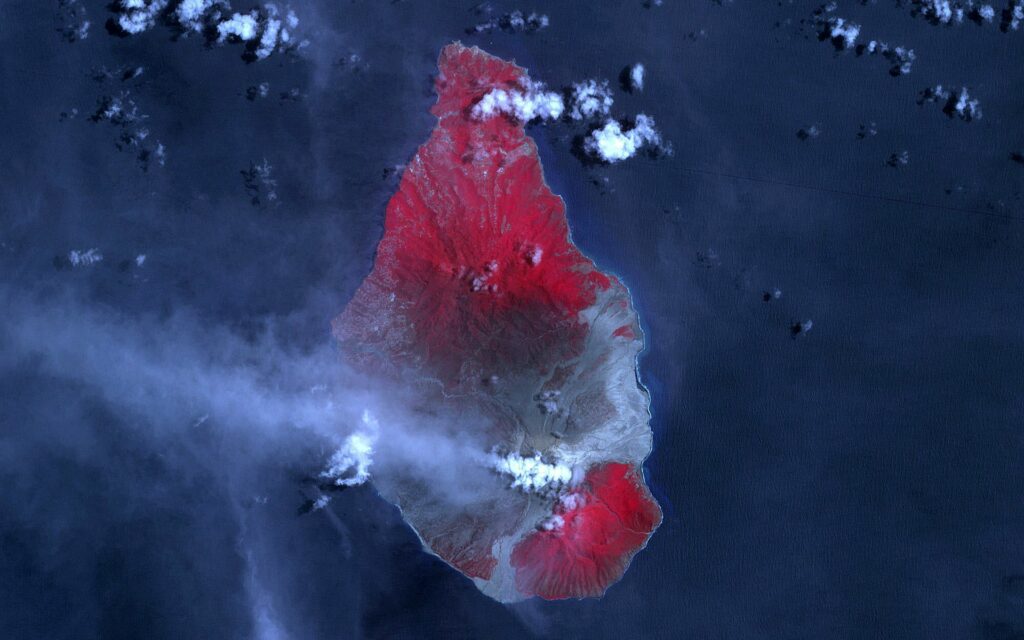 Stunning Island Wallpaper: Active Volcano Eruption & Lava Flow