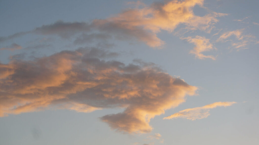 Dusk's Aesthetic Sky: Orange and White Fluffy Clouds in Photography Wallpaper