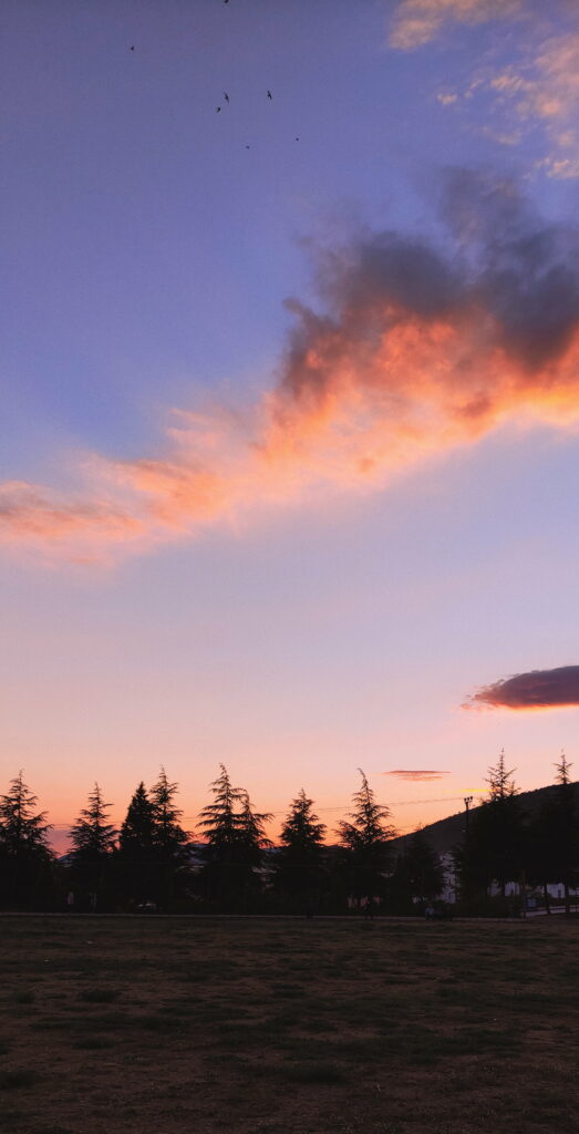 Vintage Cloudscape: Captivating Aesthetic Sunset as an HD Phone Wallpaper