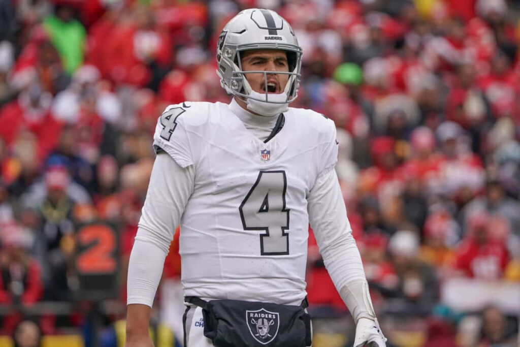 Aidan O'Connell Raiders jersey number 4 focused on football field wallpaper background