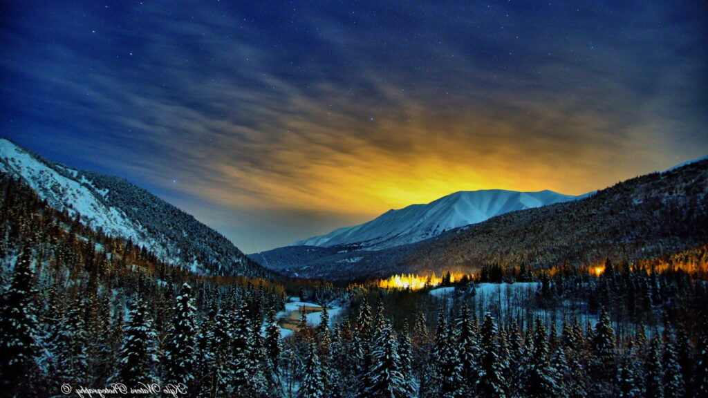 Arctic Serenity: Capturing Alaska's Breathtaking Winter Nights in HD Wallpaper