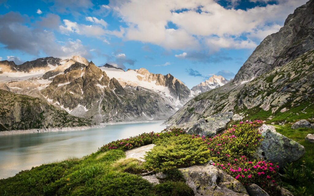 Spring Transcendence: Captivating Albigna Lake Amidst Majestic Swiss Alps Wallpaper
